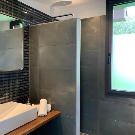 וילה Spaces Sea View Villa- 6 Bedrooms, 5 Bathrooms, 2 Private Pools, Near Center סיטגס