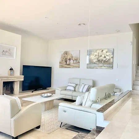 Spaces Sea View Villa- 6 Bedrooms, 5 Bathrooms, 2 Private Pools, Near Center וילה