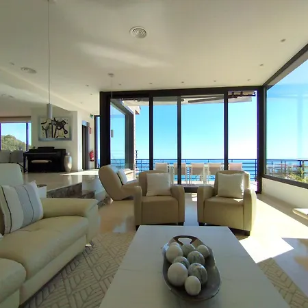 Spaces Sea View Villa- 6 Bedrooms, 5 Bathrooms, 2 Private Pools, Near Center וילה