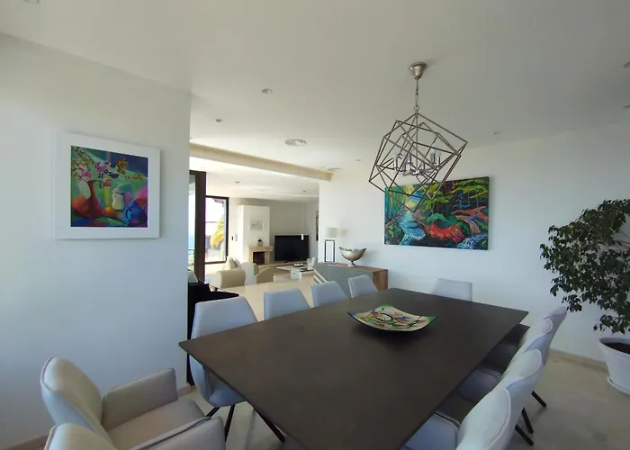 Spaces Sea View Villa- 6 Bedrooms, 5 Bathrooms, 2 Private Pools, Near Center فيلة