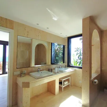 Spaces Sea View Villa- 6 Bedrooms, 5 Bathrooms, 2 Private Pools, Near Center Вилла Сиджес