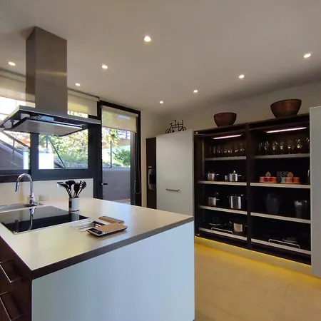 Spaces Sea View Villa- 6 Bedrooms, 5 Bathrooms, 2 Private Pools, Near Center Вилла Сиджес